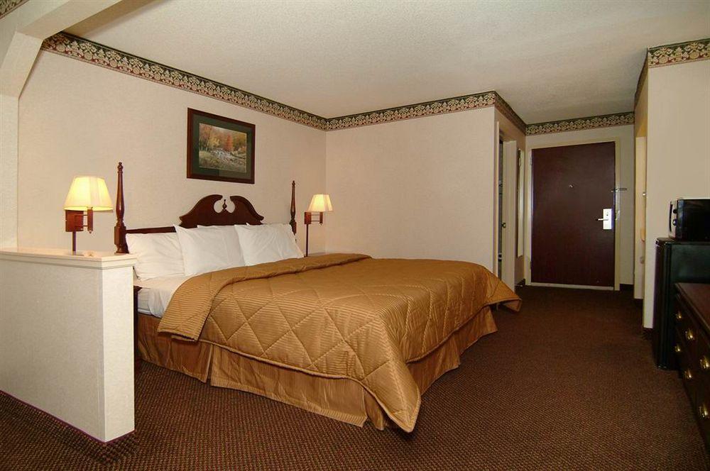 Quality Inn & Suites Pine Bluff Exterior photo