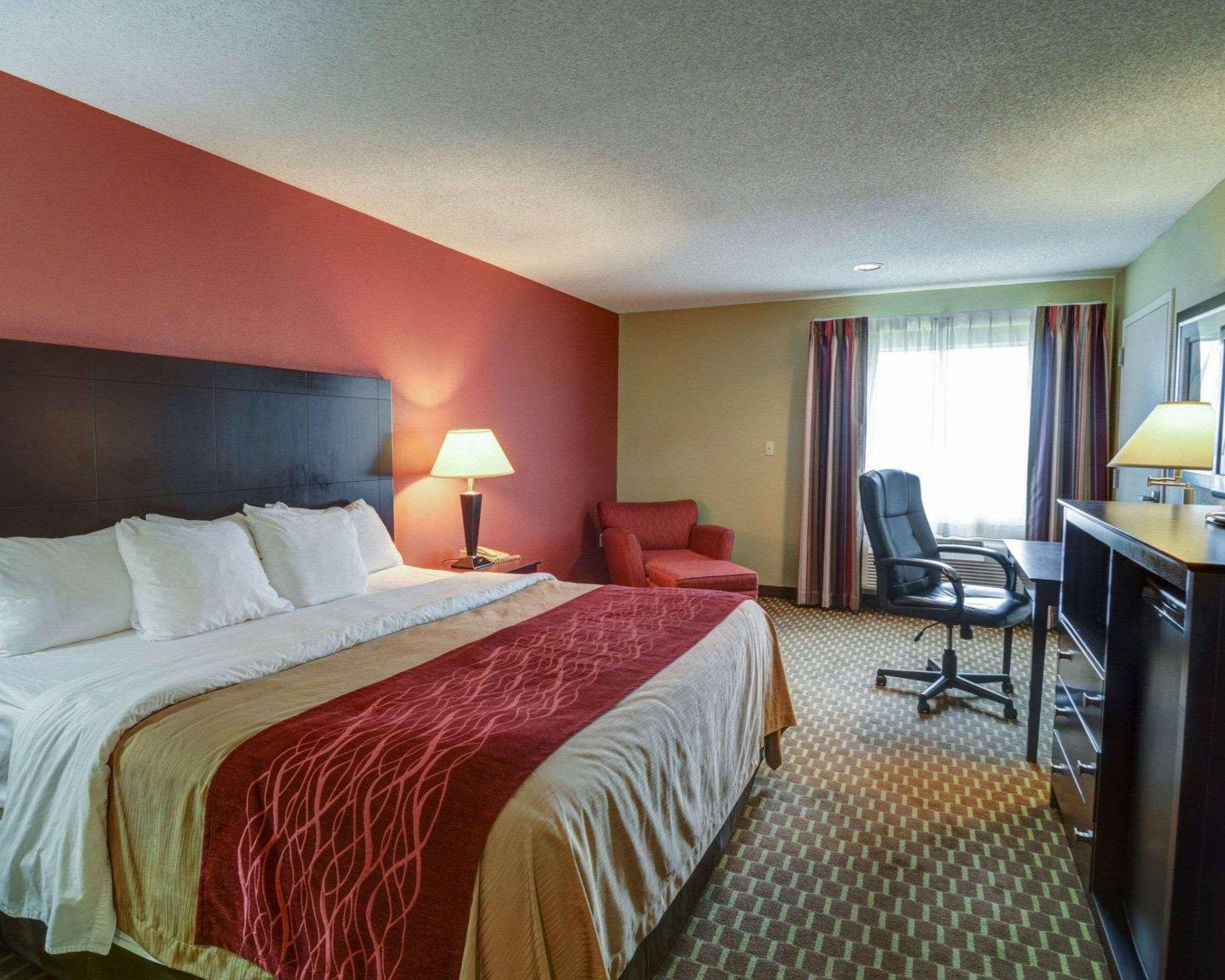 Quality Inn & Suites Pine Bluff Exterior photo